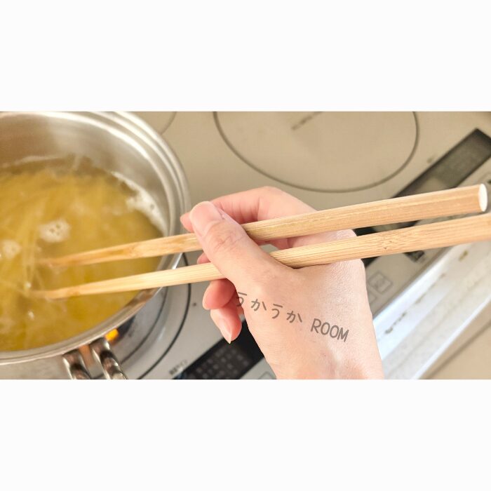 実際に竹箸を使ってる様子